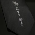 Detal czarnego krawata z instrukcją wiązania – elegancki krawat męski z nadrukiem krok po kroku