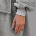 Detal szarej bluzy oversize z kapturem - miękki materiał i ściągacz przy rękawie