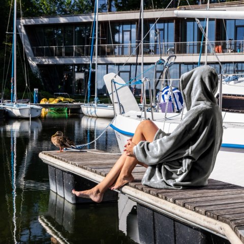 Szara bluza oversize z kapturem - ciepła bluza damska do relaksu nad wodą