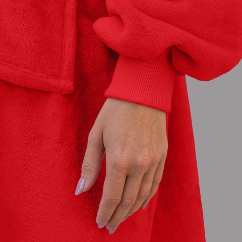 Detal rękawa czerwonej kocobluzy damskiej – miękki materiał i ściągacz przy mankiecie