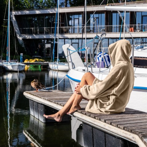 Beżowa bluza koc oversize z kapturem – miękka i ciepła narzutka idealna na relaks nad wodą, na tarasie