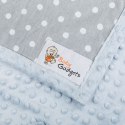 Zbliżenie na metkę bluzy-kocyka dziecięcego z logo Baby Gadgets, miękki materiał minky w wypustki i bawełniana podszewka