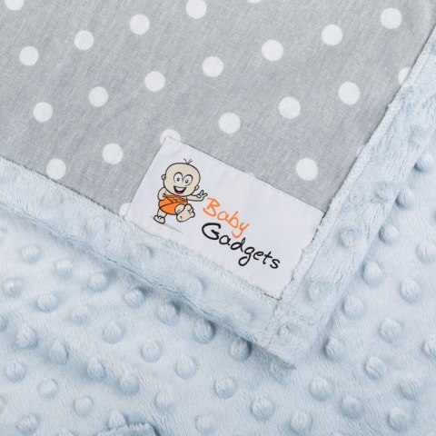 Zbliżenie na metkę bluzy-kocyka dziecięcego z logo Baby Gadgets, miękki materiał minky w wypustki i bawełniana podszewka