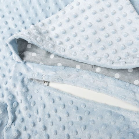 Zbliżenie na kaptur bluzy-kocyka dziecięcego – miękki materiał minky w wypustki oraz bawełniana podszewka w kropki