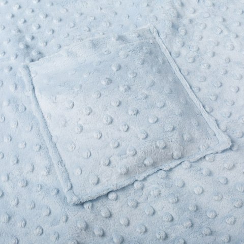 Zbliżenie na dużą kieszeń bluzy-kocyka dziecięcego z miękkiego materiału minky w wypustki – praktyczna kieszonka na drobiazgi