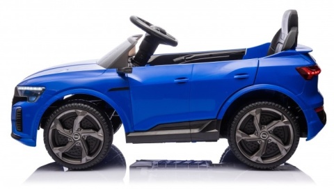 Niebieskie auto na akumulator Audi SQ8 dla dzieci – widok boczny, duże koła EVA, sportowy design, licencjonowany model