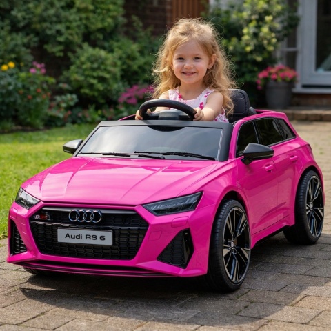 Rozowe auto na akumulator Audi RS6 dla dziewczynki na podworku – luksusowy samochodzik elektryczny dla dzieci
