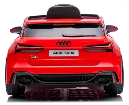 Czerwone Audi RS6 na akumulator dla dzieci – tył pojazdu z podwójnym wydechem i światłami LED