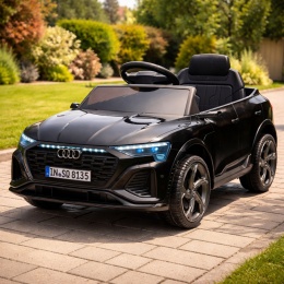 Czarne auto na akumulator Audi SQ8 dla dzieci – elektryczny samochód z pilotem na podwórku