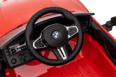 BMW M4 12V na akumulator dla dziecka – sportowa kierownica, panel audio, realistyczne wnętrze