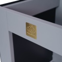 Logo na drewnianej wieży Montessori -detal wykończenia premium