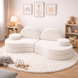 Biała sofa modułowa dla dzieci Bearly ustawiona w przytulnym pokoju dziecięcym