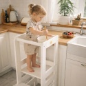 Biały kitchen helper Montessori dla dzieci - stabilna, drewniana wieża kuchenna umożliwiająca bezpieczne gotowanie