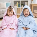 Dziewczynka i chłopiec w bluzach-kocykach minky z kapturem – różowa i niebieska bluza dziecięca w domowym wnętrzu