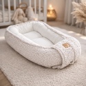 Kokon niemowlęcy teddy boucle premium z miękkim materacykiem i regulowanym wiązaniem