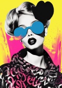 Plakat pop art z wizerunkiem kobiety w niebieskich okularach na żółto-różowym tle – nowoczesna grafika na ścianę