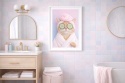 Plakat z kotem w stylu spa w szlafroku i z plasterkami ogórka na oczach w pastelowej łazience