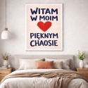 Plakat typograficzny w białej ramie w aranżacji sypialni