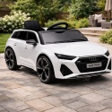 Białe auto elektryczne dla dziecka Audi RS6 na podwórku, zdjęcie produktowe w kwadracie, widok z przodu pod kątem.