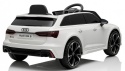 Białe auto elektryczne dla dziecka Audi RS6 – widok z tyłu pod kątem, czarne felgi, model licencjonowany