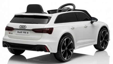 Białe auto elektryczne dla dziecka Audi RS6 – widok z tyłu pod kątem, czarne felgi, model licencjonowany