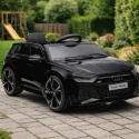 Czarne auto elektryczne dla dzieci Audi RS6 na podwórku, wizualizacja produktu w naturalnym otoczeniu ogrodu