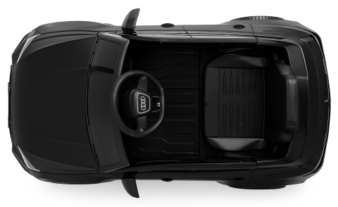 Wnętrze czarnego auta elektrycznego dla dzieci Audi RS6 12V, widok z góry, realistyczna kierownica