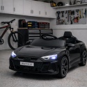 Czarne Audi RS e-tron GT na akumulator dla dzieci w garażu – sportowe auto elektryczne z światłami LED