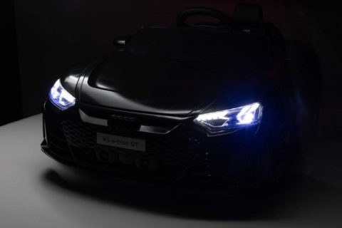 Audi RS e-tron GT na akumulator dla dzieci – tylne światła LED w czarnym modelu