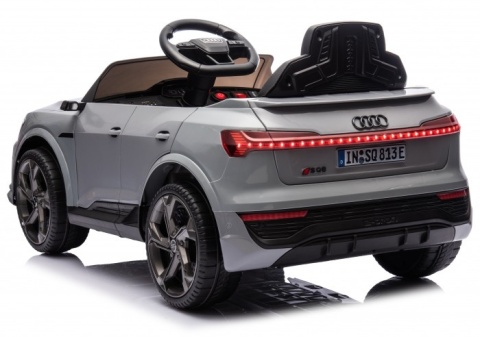 Szare Audi SQ8 auto na akumulator dla dzieci – widok tył z oświetleniem LED