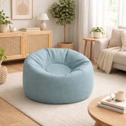 Niebieska pufa typu bean bag w nowoczesnym salonie - wizualizacja aranżacji wnętrza