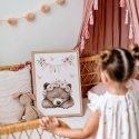 plakat śpiący miś z kwiatowym wiankiem pastelowy obrazek do pokoju dziewczynki