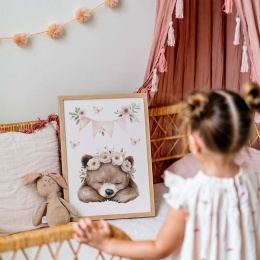 plakat śpiący miś z kwiatowym wiankiem pastelowy obrazek do pokoju dziewczynki