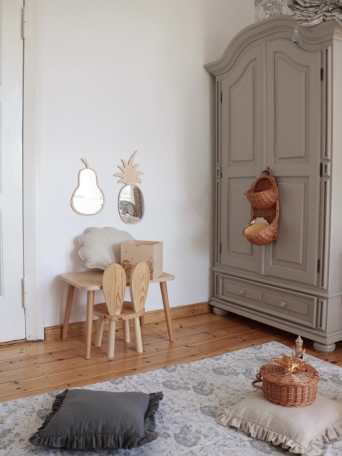 Drewniane lusterko gruszka w pokoju dziecięcym z meblami w stylu naturalnym