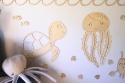 Drewniane dekoracje ocean na ścianę – żółw i meduza w pokoju dziecka, naturalna aranżacja w stylu boho i Montessori