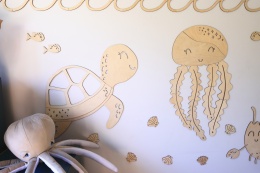 Drewniane dekoracje ocean na ścianę – żółw i meduza w pokoju dziecka, naturalna aranżacja w stylu boho i Montessori