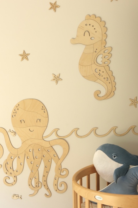 Drewniane dekoracje ocean na ścianę – konik morski i ośmiornica w pokoju dziecka w stylu boho