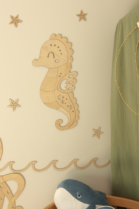 Drewniany konik morski na ścianę – dekoracja ocean do pokoju dziecka, naturalna aranżacja boho Montessori