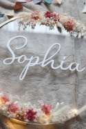 Dekoracja z imieniem Sophia – wianek z kwiatami, ozdoba na baby shower i do pokoju dziecka