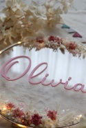 Różowa dekoracja z imieniem Oliwia – wianek z kwiatami do pokoju dziecka i na baby shower