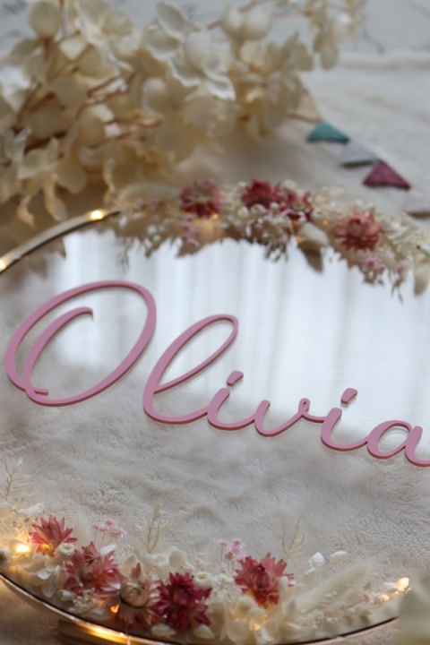 Różowa dekoracja z imieniem Oliwia – wianek z kwiatami do pokoju dziecka i na baby shower