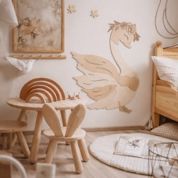 Drewniana dekoracja ścienna łabędź w pokoju dziecka w stylu boho