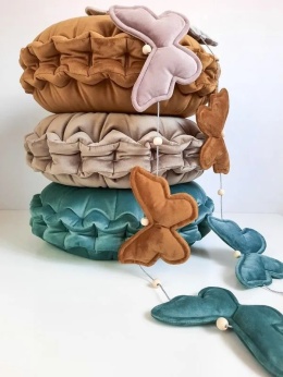 Kolorowa girlanda motylki teddy jako dekoracja pokoju dziecka w stylu boho