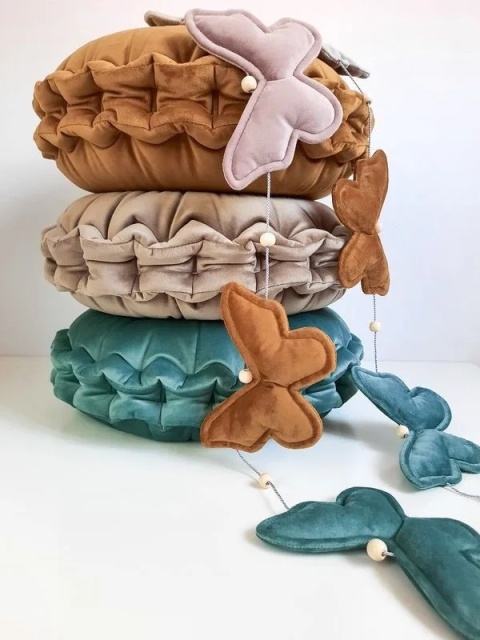 Kolorowa girlanda motylki teddy jako dekoracja pokoju dziecka w stylu boho