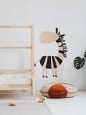 Drewniana dekoracja ścienna zebra safari w pokoju dziecka styl boho przy łóżeczku
