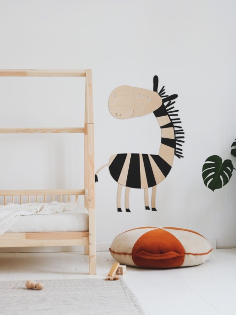 Drewniana dekoracja ścienna zebra safari w pokoju dziecka styl boho przy łóżeczku