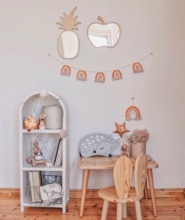 Drewniane lustra ananas i jabłko na ścianie w pokoju dziecięcym w stylu boho