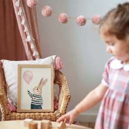 Pastelowy plakat dla dzieci z uroczym królikiem trzymającym różowy balon, w pasiastym sweterku z serduszkiem