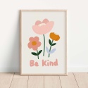 Plakat dla dzieci kwiaty z napisem Be Kind w stylu skandynawskim, minimalistyczna ilustracja na jasnym tle w drewnianej ramce