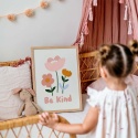 Plakat dla dzieci z kwiatkami i napisem Be Kind w ramce ustawiony w przytulnym pokoju dziewczynki